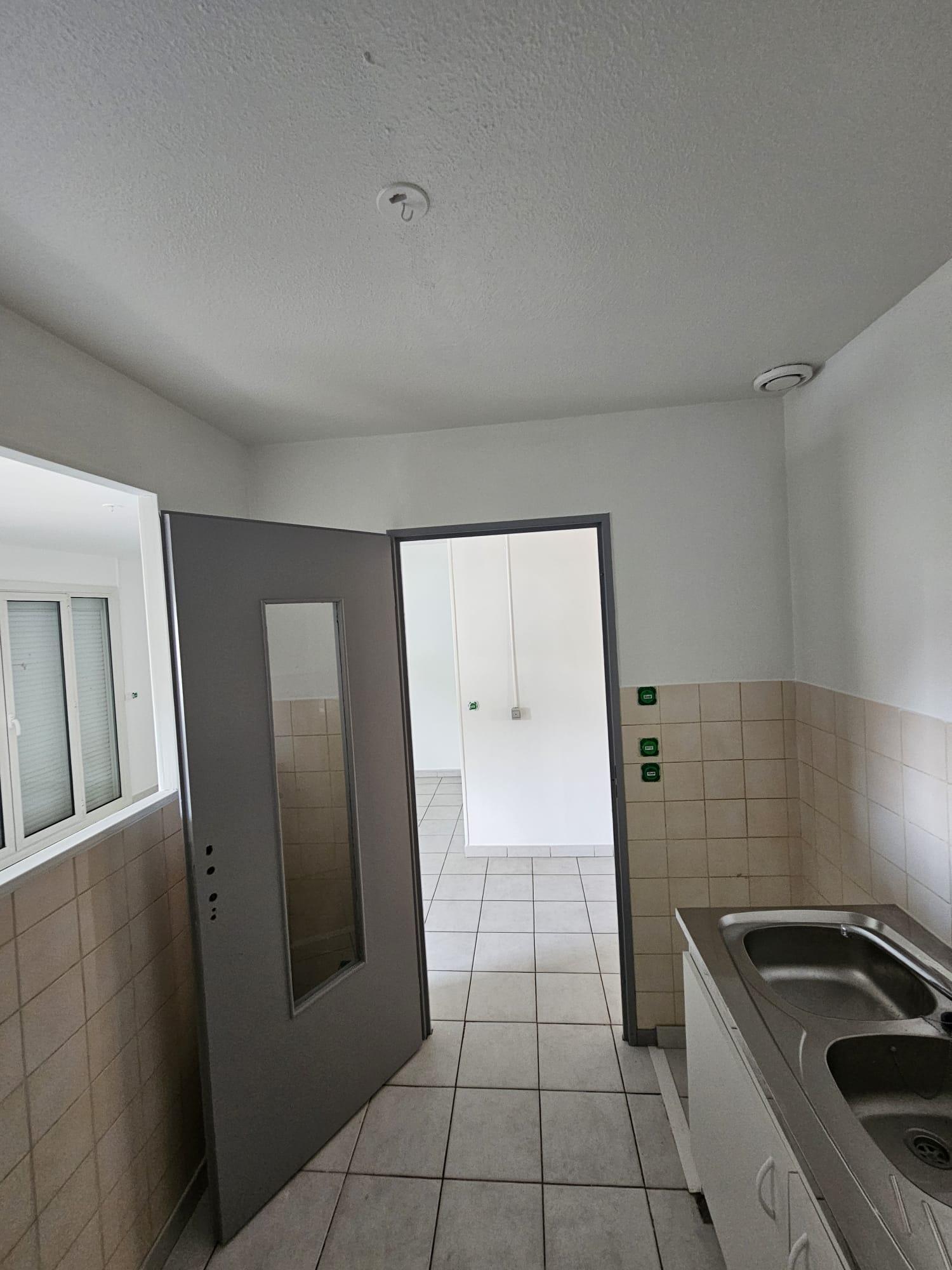 Cuisine d'un appartement à Perpignan, faïence beige conservée, murs et plafond repeints, évier inox